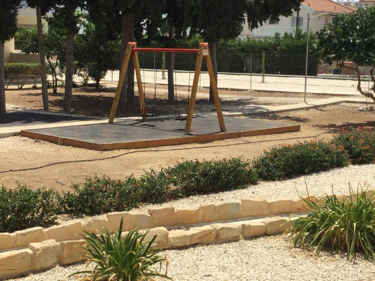 Poolside 2 Bedroom Apt, Paphos Riviera, Universal Area Luaran gambar