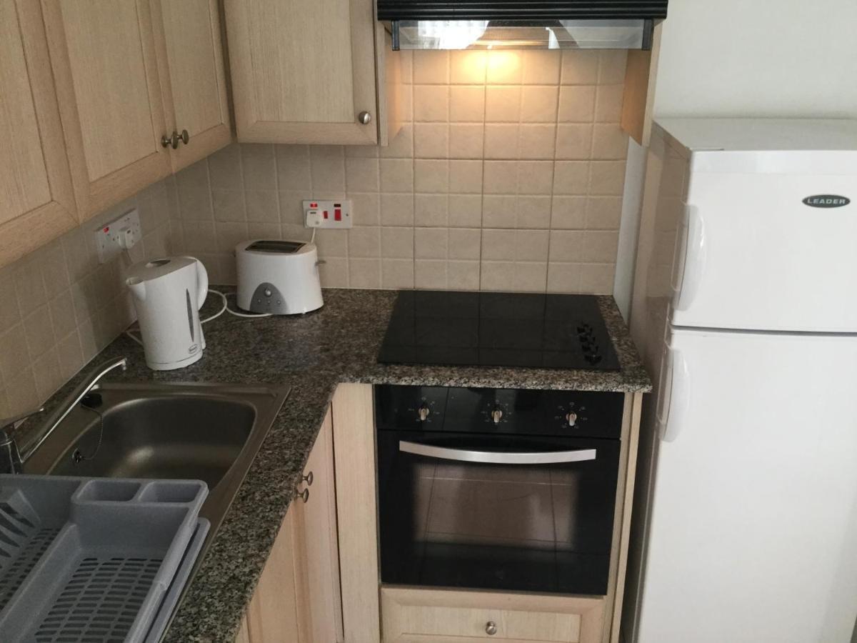 Poolside 2 Bedroom Apt, Paphos Riviera, Universal Area Luaran gambar