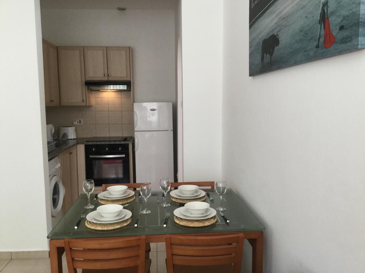 Poolside 2 Bedroom Apt, Paphos Riviera, Universal Area Luaran gambar