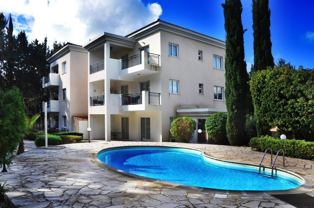 Poolside 2 Bedroom Apt, Paphos Riviera, Universal Area Luaran gambar
